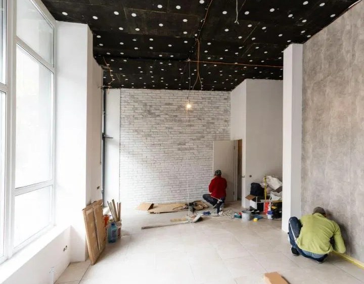 Chantier en cours — faux plafond & enduits
