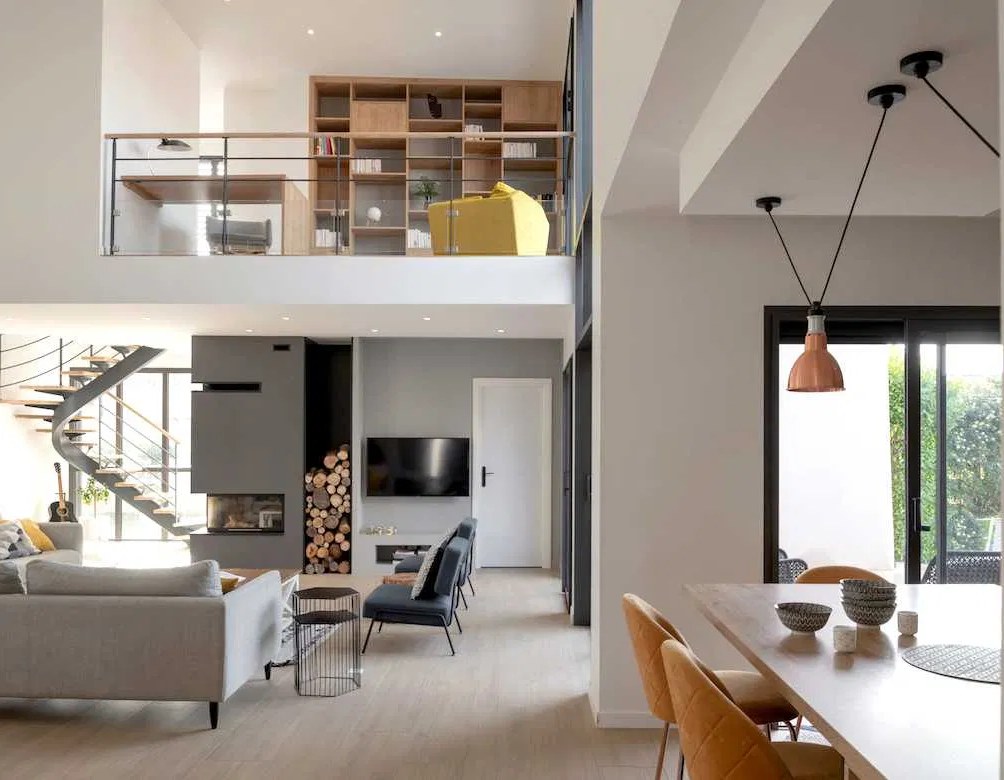 Séjour double hauteur avec mezzanine